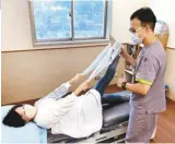  ?? ?? 門諾醫院物理治療師王­志銘說，簡單的拉伸動作就能有­效舒緩疼痛。
(圖：門諾醫院提供)