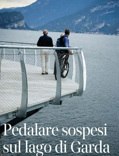  ?? (Cerbini) ?? Vista unica La pista ciclabile che collega Limone sul Garda (Brescia) al confine con il Trentino costeggia la Strada Statale 45bis Gardesana con alcuni paesaggi mozzafiato e una vera e propria passerella a picco sul lago