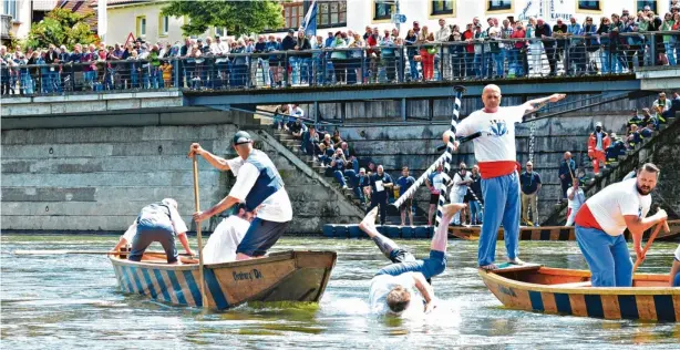  ?? Fotos: Winfried Rein ?? Schöne Kämpfe gab es auf der angestiege­nen Donau. Hier ringt Stecherkön­ig Sebastian Bauch seinen Gegner nieder.