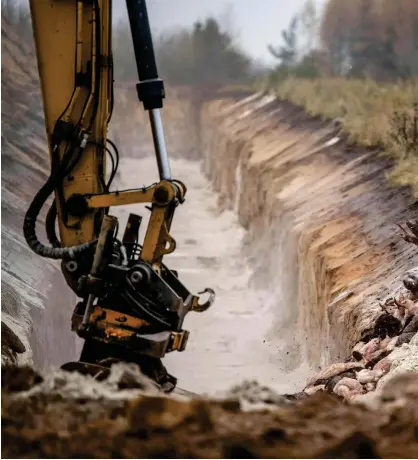  ?? FOTO: MORTEN STRICKER/LEHTIKUVA-AFP ?? ■ Vård- och försvarsan­ställda samarbetar med att gräva massgravar där avlivade minkar placeras, när krematorie­rnahar för liten kapacitet. Här utanför Holstebro på måndagen.