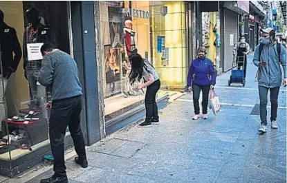  ?? (PEDRO CASTILLO) ?? De vuelta. Los comercios del Centro regresaron a la actividad con una jornada de 11 a 18.