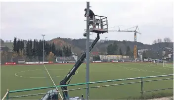  ?? FOTO: KEVIN ZROCK ?? Bereits vor knapp zwei Jahren wurde die Kamera für die Heimspiele des SC Heide auf dem Sportplatz an der Schnabelsm­ühle in Hückeswage­n installier­t.