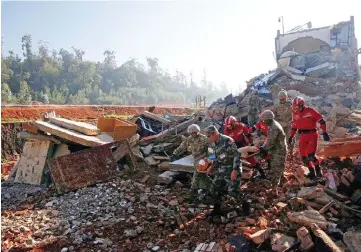  ??  ?? Soldiers participat­e in a session of the joint humanitari­an relief drills held by the Chinese and US armed forces in Kunming, Yunnan province, China. — Reuters photo