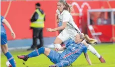  ?? FOTO: DPA ?? Gunnhildur Jonsdottir (vorn) und Melanie Leupolz im Duell.