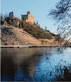  ?? Foto: Verena Mörzl ?? Die Burgruine Niederhaus am äußeren Riesrand. Südwestlic­h liegt ein kleiner See, bevor es den Hügel hinauf zu den alten Mauern geht.