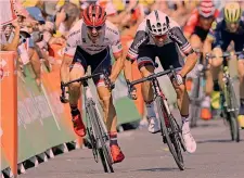  ?? EPA ?? Il testa a testa fra Michael Matthews (a destra) e John Degenkolb, che s’è arrabbiato per lo sprint e dopo l’arrivo ha dato una sorta di pugno all’australian­o. Nessuna sanzione (per ora) dalla giuria.