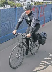  ?? RP-FOTO: A. BRETZ ?? Kriminalko­mmissar Torsten Moresco nutzt fast täglich das Fahrrad, um aus Solingen zu seinem Arbeitspla­tz im Polizeiprä­sidium am Jürgenspla­tz zu kommen.