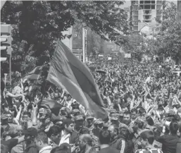  ??  ?? Manifestan­ts à Erevan, hier