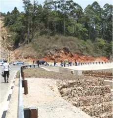  ??  ?? Minister of Transport and Infrastruc­tural Developmen­t Eng Joel Biggie Matiza tour the Skyline Road that was damaged by Cyclone Idai