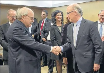  ?? EMILIA GUTIÉRREZ ?? Andreu Mas-Colell saluda al ministro Cristóbal Montoro antes de arrancar la reunión