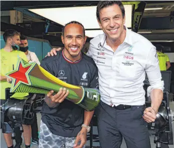  ?? FOTO: STEVE ETHERINGTO­N/IMAGO IMAGES ?? Viel Freude über das Resultat, aber auch mancher Frust über die Sanktionen: Lewis Hamilton (links) und Mercedes-Teamchef Toto Wolff.
