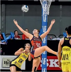  ?? PHOTOSPORT ?? Tactix shooter Ellie Bird attempts to drag the ball in.