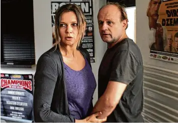  ?? Foto: ZDF und Jan Fehse ?? Annett Gräber (Veronica Ferres) holt ihren Mann, den kranken Ronald Gräber (Oliver Stokowski), aus dem Boxklub zurück nach Hause.