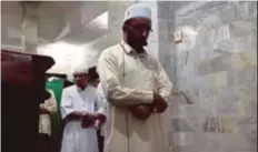  ??  ?? PETIKAN video menunjukka­n Sheikh Arafat meneruskan solat ketika gempa bumi melanda Bali pada Ahad lalu. - Agensi