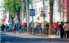  ??  ?? TOLUCA. Realizan largas filas para completar su esquema de vacunación.