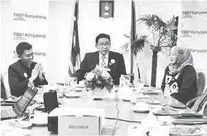  ??  ?? OPTIMIS: Karim dalam aum pengarang berita arap bendar Sarawak ulih nyapai juluk nerima 5 juta iku temuai ari menua luar ke nengeri tu ba taun 2017.