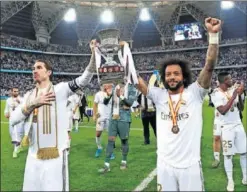  ??  ?? Sergio Ramos y Marcelo alzan el trofeo de la pasada edición.