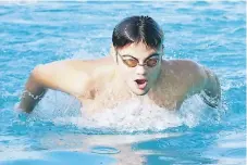  ??  ?? DISCIPLINA. La Selección de Honduras entrenó duro durante las últimas semanas. Aquí Alfonso Durán se ejercita en la piscina.