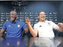  ??  ?? PUESTA DE LARGO. Batshuayi y Murthy, ayer en Mestalla.