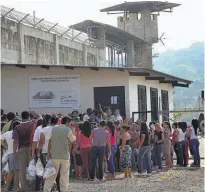  ??  ?? Comunicaci­ón. Los familiares de privados de libertad también han exigido respeto a sus derechos.