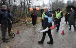  ?? FOTO: TOM ARILD STØLE ?? Rettens medlemmer på befaring i Urestadvei­en ved Snartemo torsdag ettermidda­g, hvor ulykken skjedde natt til 2. juni 2019. Foran står aktor, politiadvo­kat Hellek Rue. Markøren til venstre viser stedet hvor Daisy May Tran (28) ble funnet død etter ulykken.