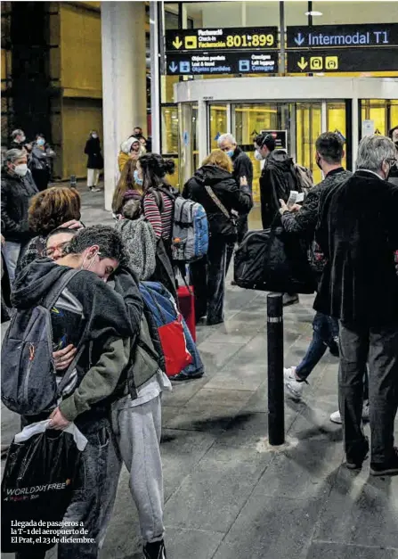  ??  ?? Llegada de pasajeros a la T-1 del aeropuerto de El Prat, el 23 de diciembre.