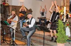  ?? Foto: Silke Federsel ?? Beste Stimmung verbreitet die Band „B’Irish Folk“in der Neuburger Christuski­r che.