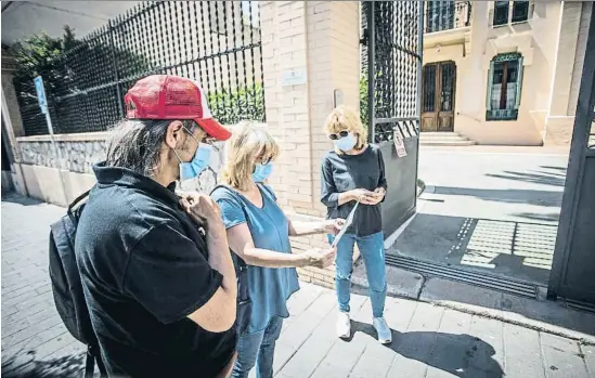  ?? LLIBERT TEIXIDÓ ?? José Carmona y Dolores Durán, padres de Kefrén, y la directora de la Fundación Ave María, Núria Pascual, en la puerta del centro