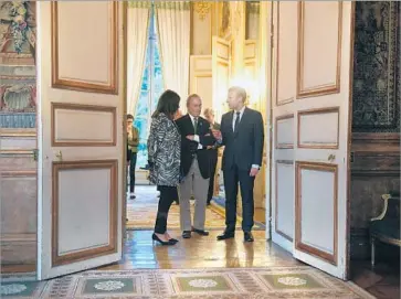  ?? Christophe Petit Tesson European Pressphoto Agency ?? “WE WILL MEET our targets,” Michael R. Bloomberg said in Paris after he met with Mayor Anne Hidalgo, left, and French President Emmanuel Macron, right. He said he’d pay $15 million the U.S. is reneging on.