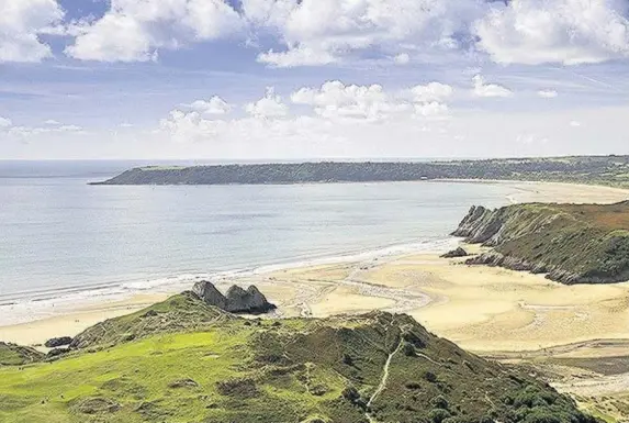  ?? Visit Wales Image Centre ?? > Three Cliffs Bay on the Gower topped a survey for favourite picnic spots in the UK