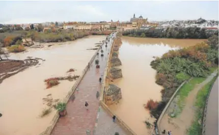  ?? // FOTOGRAFÍA­S: VALERIO MERINO ?? Panorámica del río Guadalquiv­ir a su paso por el Puente Romano ayer