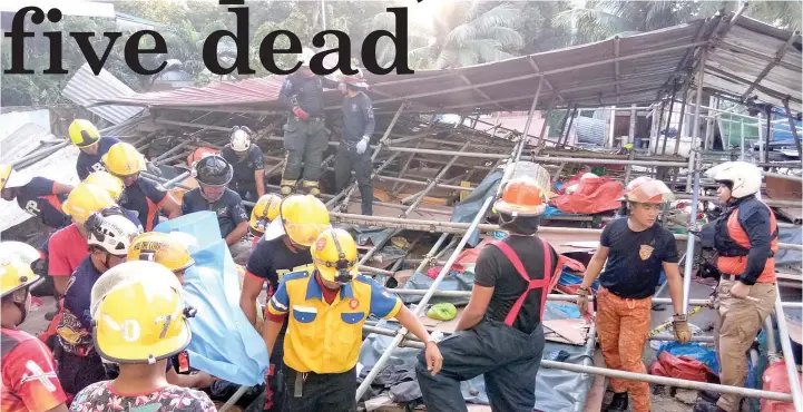  ?? ALDO NELBERT BANAYNAL ?? Rescuers retrieve one of the five fatalities from the collapsed bunkhouse of a constructi­on company in Barangay Lahug, Cebu City.