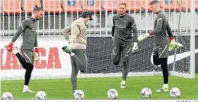  ?? CHEMA MOYA / EFE ?? Oblak, con el resto de los porteros del Atlético, San Román y Grbic.