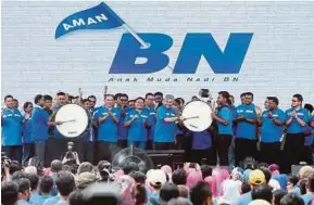  ?? PIC BY MUHAIZAN YAHYA ?? Deputy Prime Minister Datuk Seri Dr Ahmad Zahid Hamidi and Perak Menteri Besar Datuk Seri Dr Zambry Abd Kadir (second from left) beating the drums to launch the ‘BN Aman & Expo’ event in Ipoh yesterday.