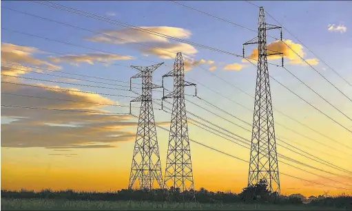  ??  ?? Conferenci­a. Ayer se anunció el ajuste trimestral en la tarifa de energía eléctrica, en el que se registra una baja.