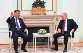  ?? SERGEI KARPUKHIN/SPUTNIK/KREMLIN POOL PHOTO VIA AP ?? Chinese President Xi Jinping chats with Russian President Vladimir Putin on Monday in Moscow.