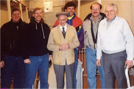  ?? Photo : Gracieuset­é Claude Vielfaure ?? De gauche à droite : Claude Vielfaure, Roy Enns, banquier de la société, Douglas Campbell (en avant), ancien Premier ministre du Manitoba, Paul Vielfaure, Denis Vielfaure et Albert Vielfaure.