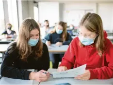  ?? Symbolfoto: Matthias Balk, dpa ?? Nach einer neuen Studie sprechen sich Mediziner dafür aus, die Schulen offenzuhal‰ ten. Sie sagen: „Lieber Maske auf als Schule zu“.