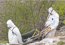  ??  ?? Debido al número de cuerpos localizado­s, el hallazgo de entierros clandestin­os en Tecomán es el segundo más grande en el occidente del país.