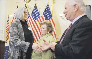  ??  ?? JUDY GROSS,
la esposa de Alan Gross, saluda a los senadores demócratas de Maryland Ben Cardin y Barbara Mikulski, en el Capitolio de Washington.