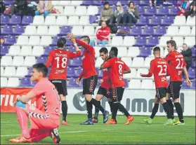  ?? FOTO: LOF ?? Los jugadores del Nàstic celebran el primer gol ante un Becerra abatido