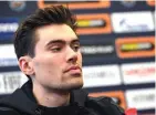  ?? DARIO BELINGHERI/ANSA VIA AP ?? KRITIS: Pembalap Team Sunweb Tom Dumoulin saat menghadiri konferensi pers Tirreno-Adriatico di Lido di Camaiore, Italia (7/3).