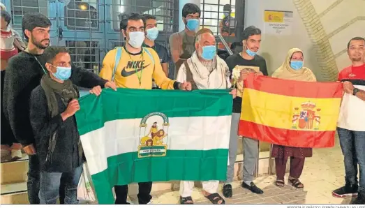  ?? REPORTAJE GRÁFICO: FERMÍN CABANILLAS / EFE ?? La familia Mohammadza­i, con banderas de España y Andalucía, en el centro de ayuda al refugiado de Sevilla Este.