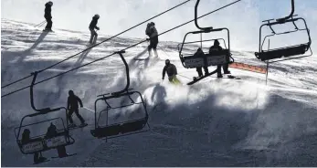  ?? FOTO: JEAN-CHRISTOPHE BOTT/DPA ?? Ob die Skilifte in diesem Jahr fahren sollen, ist umstritten.