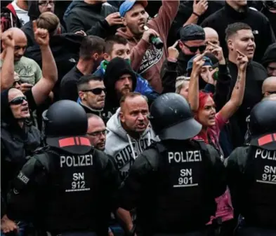  ?? FOTO EPA-EFE ?? Op geweld beluste neonazi’s en hooligans leken het urenlang voor het zeggen te hebben in het Oost-Duitse Chemnitz.