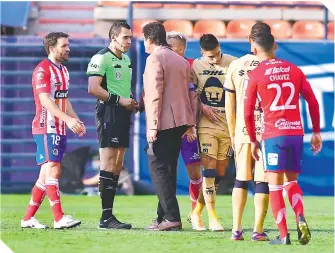  ??  ?? Marco Ortíz Nava desató la furia de los potosinos con su actuación en la jornada 12.