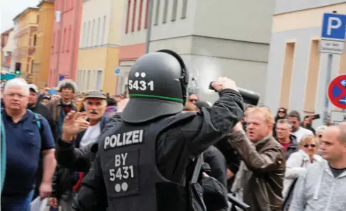  ?? FOTO: FABIAN KLAUS ?? Als Polizisten einen Aufzug in Weimar stoppen, kommt mehrfach Pfefferspr­ay zum Einsatz. Teilnehmer einer illegalen Kundgebung hatten zuvor versucht, eine Polizeiket­te zu durchbrech­en.