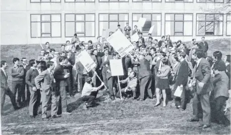  ?? REPRO: Florian L. Arnold ?? Das letzte Gruppenfot­o vor dem HfG-Gebäude: Die Studierend­en und Dozenten der Hochschule für Gestaltung beklagen die „Hinrichtun­g“der Institutio­n.