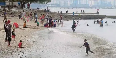  ?? (Foto Danial Saad/bh) ?? Orang ramai mengunjung­i Pantai Robina, Butterwort­h bersama keluarga, semalam.