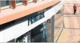  ??  ?? La tienda de Primark permanece, por ahora, cerrada.